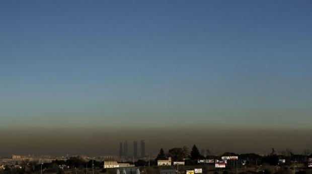 Vista de las Cuatro Torres de Madrid, con la boina de contaminación que se extiende sobre la capital