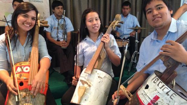 Varios músicos de la Orquesta de Cateura posan con sus instrumentos reciclados