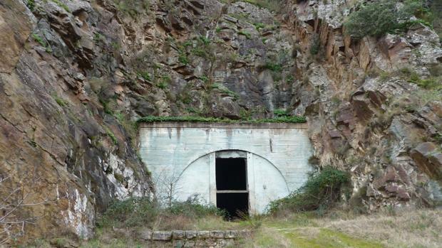 Entrada a uno de los cinco polvorines excavados en la Peña de la Mora, en el paraje bilbilitano de Campiel