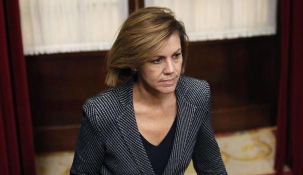 La ministra de Defensa, María Dolores de Cospedal, en los pasillos del Congreso