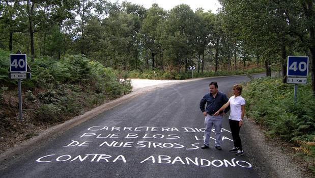 Los vecinos de Porto (Zamora) manifiestan en pintadas su «indignación» pore el resultado de la sobras de mejora realizadas en 2012