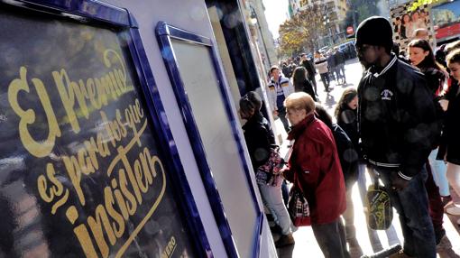 Acumulación de gente frente a una administración de lotería de Valencia