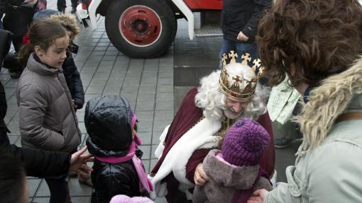 El Rey Melchor saluda a varios niños en la cabalgata de 2016 de Burgos