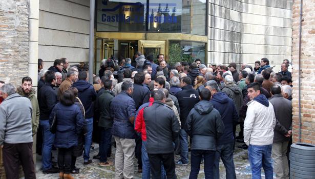 Más de un centenar de personas se han concentrado ante la Consejería de Agricultura durante la presentación de alegaciones al borrador de los planes de gestión de Zepas