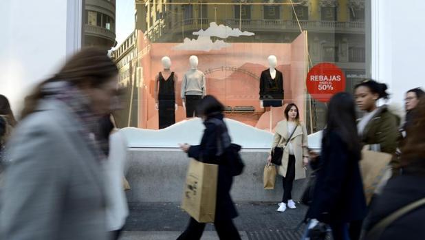 La centenaria Gran Vía, ayer, repleta de público apurando las compras navideñas