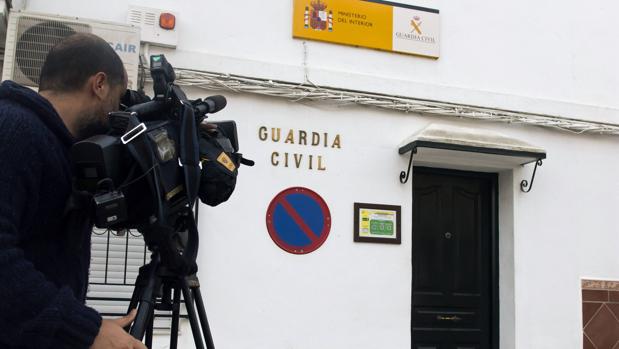 Fachada del cuartel de la Guardia Civil de Isla Mayor (Sevilla)