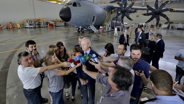 Pedro Morenés, en la fábrica de Airbus el pasado junio