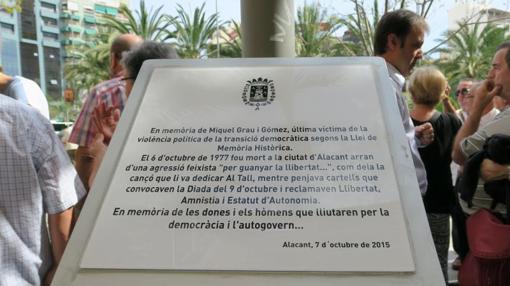 La placa el día de su inauguración, en octubre de 2015