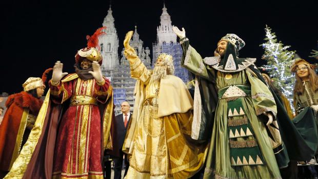 Los tres Reyes Magos, ante la fachada de la Catedral de Santiago, en la plaza del Obradoiro
