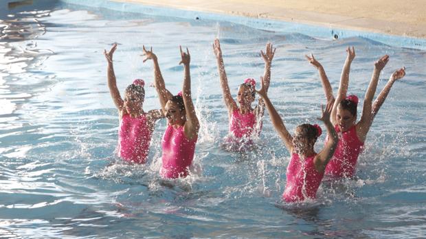 Exhibición de natación sincronizada en el Salto del Caballo