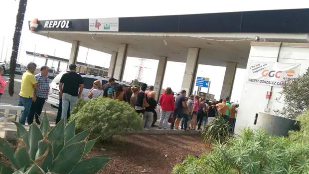Cola para comprar lotería de 'El Niño' el pasado 26 de diciiembre en la gasolinera de Granadilla, Tenerife
