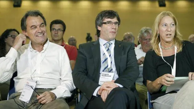 De izquierda a derecha, el expresidente catalán Artur Mas, el presidente Puigdemont y la consejera Neus Munté