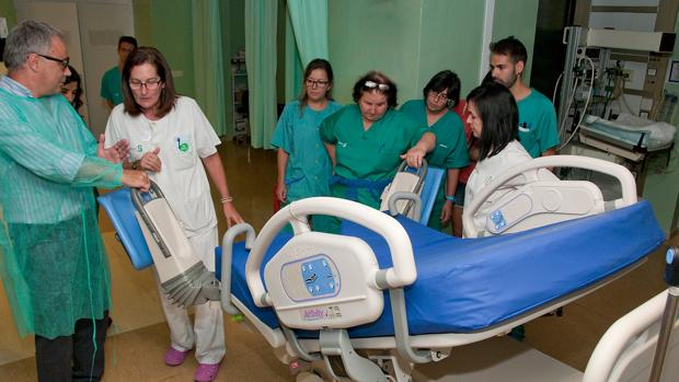 La Junta refuerza el paritorio del Hospital Universitario de Guadalajara con una nueva y versátil cama de partos