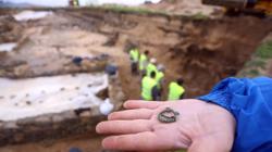 Fíbula de bronce, de hace 2.100 años, encontrada en el yacimiento