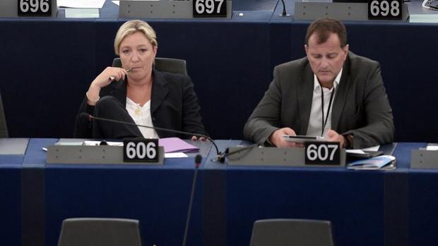 La líder edl FN francés,Marine Le Pen, junto a Louis Aliot en el Parlamento Europeo