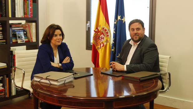 Sáenz de santamaría y Junqueras en abril de 2016