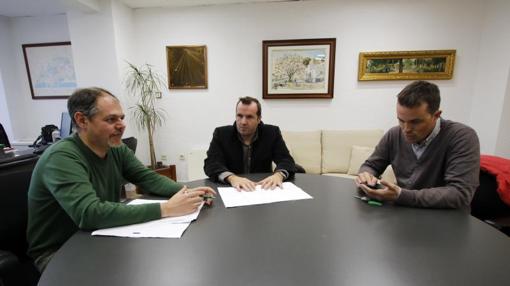 El concejal Domínguez (izquierda), con el gerente de la UTE y un técnico municipal