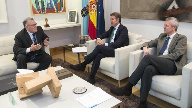 El presidente de la Fegamp, Alfredo García, junto a Alberto Núñez Feijóo y Alfonso Rueda