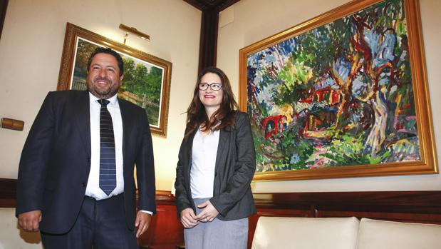 Javier Moliner y Mónica Oltra, durante la reunión de este martes