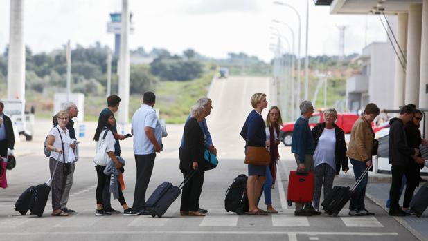 Imagen de un grupo de pasajeros tomada en el aeropuerto de Castellón