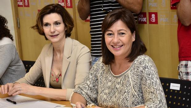 La presidenta del Gobierno Balear, Francina Armengol a la derecha, junto a la portavoz adjunta del PSIB, Bel Oliver