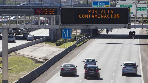 Varios coches circulan por la M-30 bajo un cartel de aviso por «alta contaminación»