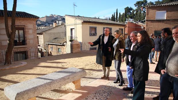 La alcaldesa Tolón visitó este miércoles el barrio de Covachuelas, donde se ha reparado un muro