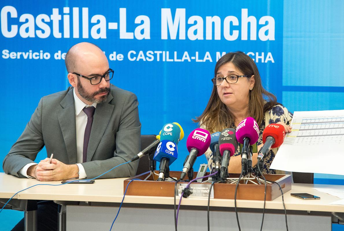 Regina Leal, acompañada por el director general de Recursos Humanos del Sescam, Íñigo Cortázar