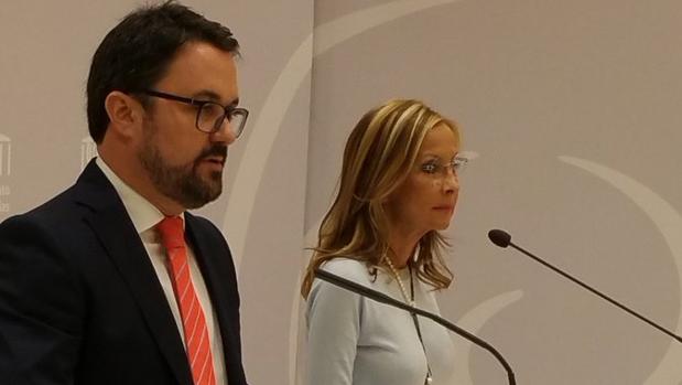 Asier Antona y Australia Navarro, este jueves, en el Parlamento de Canarias