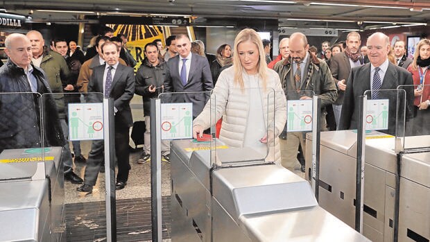 La presidenta regional, Cristina Cifuentes, a la entrada del Metro de Madrid