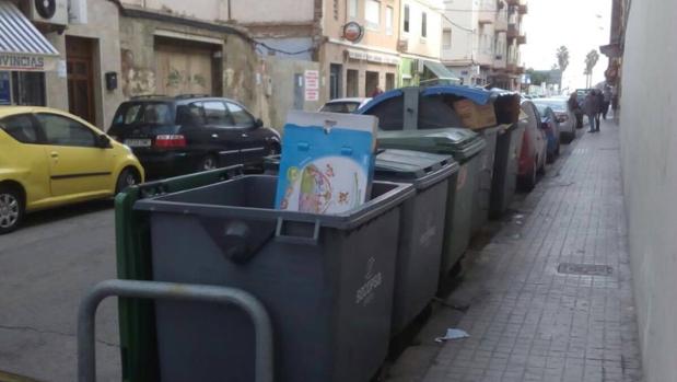 Cinco contenedores en una calle de 200 metros causan malos olores y plagas en la Malvarrosa