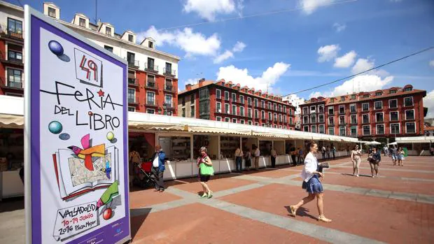 La Feria del Libro de Valladolid volvió en 2016 a su histórico emplazamiento de la Plaza Mayor