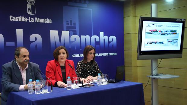 El presidente regional de Hostelería, Alfonso Silva; la consejera de Economía, Patricia Franco; y la directora general de Turismo, Isabel Fernández