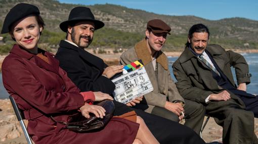 Imagen de los actores de «El Ministerio del Tiempo» en Peñíscola