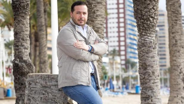 El senador Agustín Almodóabar, en una playa de Benidorm