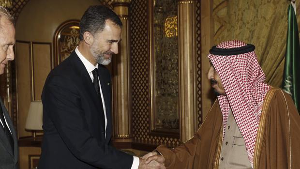 El Príncipe Faisal Bin Bandar Bin Abdulaziz Al-Saud saluda al ministro de Asuntos Exteriores, Alfonso Dastis, en presencia del Rey Felipe VI