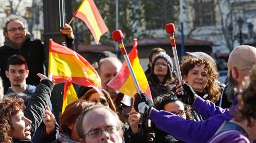 Imagen de los manifestantes a la llegada de las tres Magas de Enero