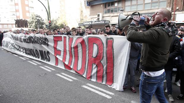 Imagen de la concentración de los aficionados valencianistas frente a Mestalla