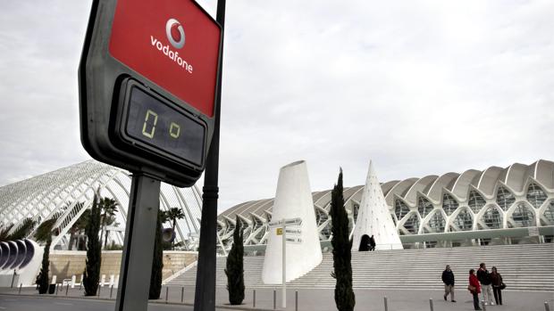 Imagen de archivo de un termómetro frente a la Ciudad de las Artes y las Ciencias de Valencia