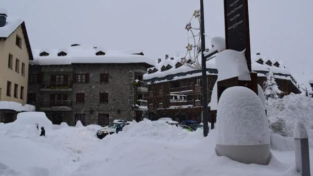 Colegios cerrados, cortes de luz y teléfono y pueblos con más de un metro de nieve en el Pirineo aragonés