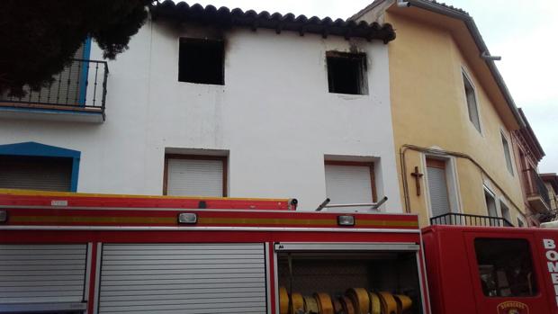 Ventanas del piso incendiado en la Almunia de Doña Godina (Zaragoza)