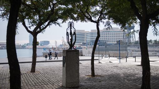 Monumento en recuerdo de las víctimas de la tragedia en el puerto de Barcelona