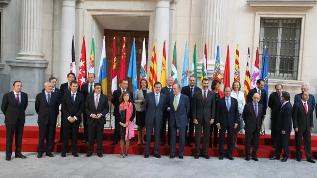 El Rey Don Juan Carlos, junto al Príncipe Don Felipe, presidió la foto de familia de la Conferencia de presidentes de octubre de 2012 en el Senado