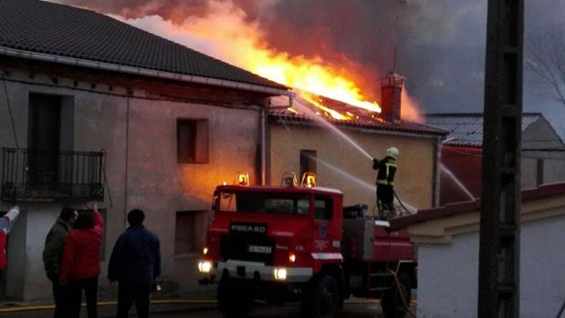 Arden dos viviendas en un incendio en Santa María de las Hoyas