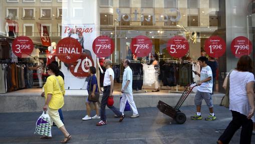 Escaparate de una tienda en Gran Vía, en plenas rebajas