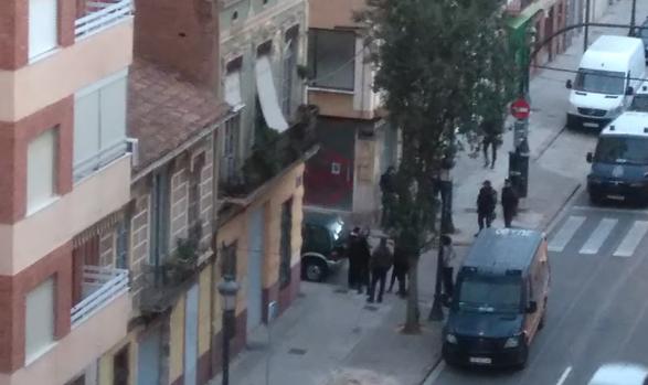 Imagen de varios efectivos policiales tomada este martes en la calle de la Reina