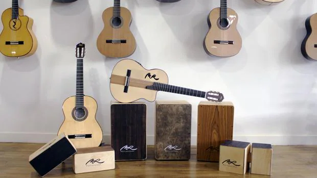 Guitarras, cajones flamencos, cabongos y cajongas, instrumentos creados y fabricados en Esquivias