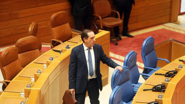 El conselleiro de Facenda, Valeriano Martínez, este lunes en el Parlamento de Galicia