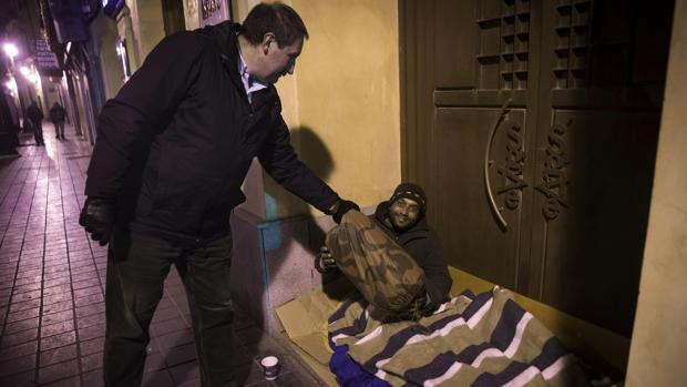 «Con mucho frío, corriente de aire y sin baño»: así pasan la noche los indigentes en el Metro de Valencia