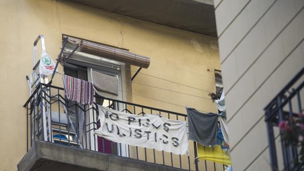 Pancarta en un piso de Ciutat Vella "No pisos turístics"